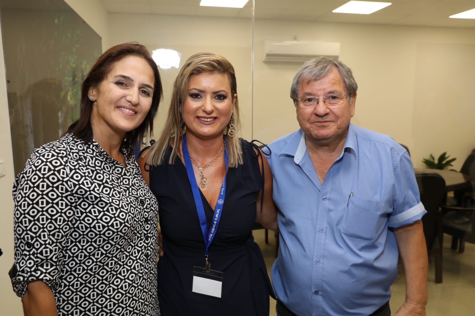 ראש מועצת עומר פיני בדש, איילת מילר-רולוב וחדווה שקד, המועמדת לראשות מועצת מיתר (צילום: דיאגו מיטלברג)